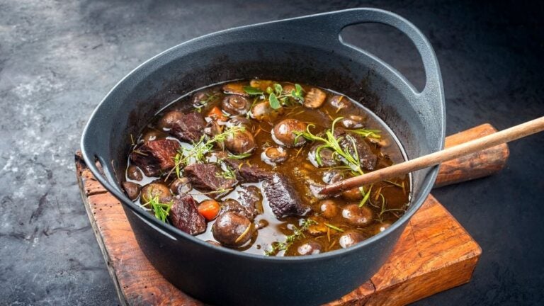 Boeuf bourguignon, uno de los platos tradicionales que comer en París en invierno