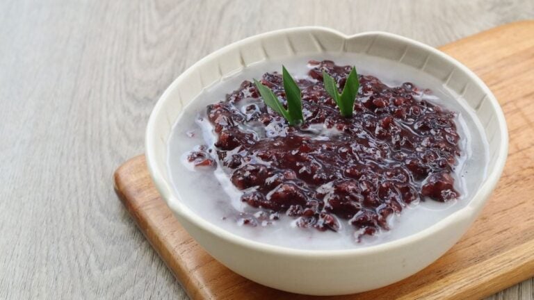 Bubur injin, postre balinés de arroz negro con leche de coco
