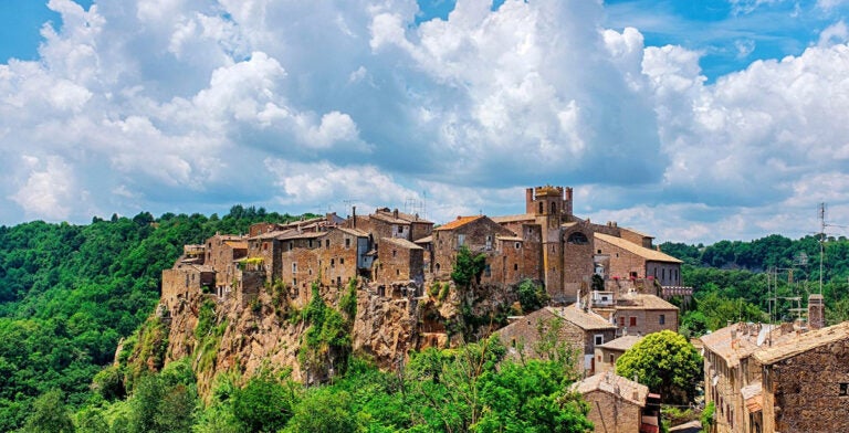 El casco antiguo de Calcata, situado en lo alto de un acantilado