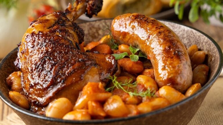 Cassoulet estilo Toulouse con alubias blancas, confit de pato y salchicha