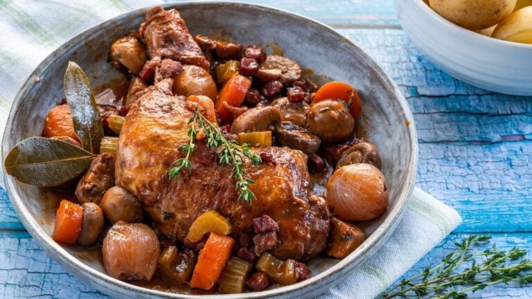 Coq au vin con champiñones y cebollitas perladas