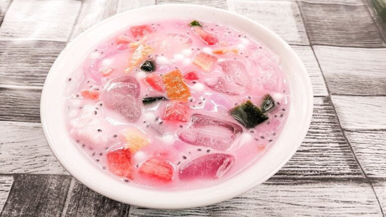 Es campur balinés con hielo raspado, frutas tropicales y leche condensada
