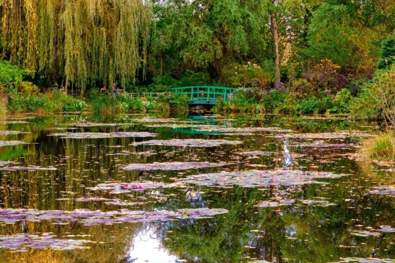 Jardín de Giverny en Normandía, una de las excursiones desde París más populares