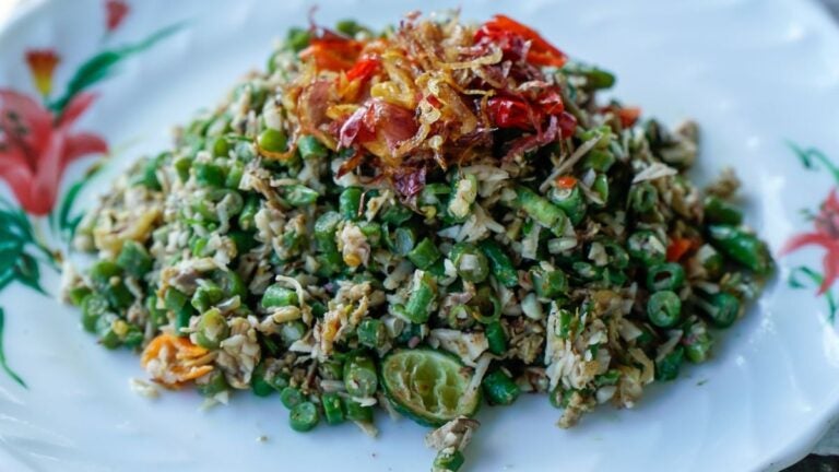 Lawar balinés con verduras picadas, coco rallado y carne