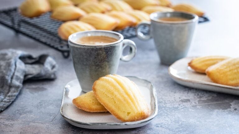 Magdalenas francesas acompañadas con café