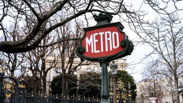 El metro de París es una de las formas más fáciles de moverse por la ciudad