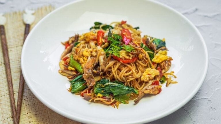 Mie goreng balinés con fideos salteados y verduras

