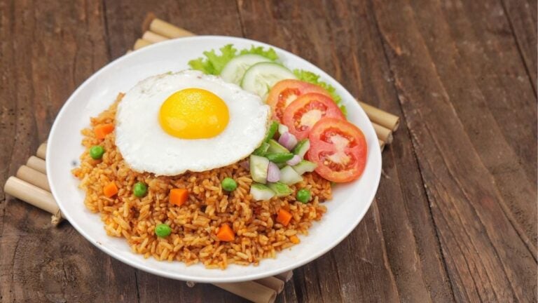 Nasi goreng balinés con huevo frito y krupuk