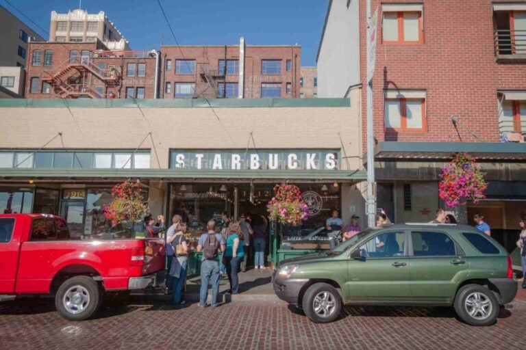 Visita el primer Starbucks del Pike Place Market y disfruta de un café en este emblemático lugar de Seattle