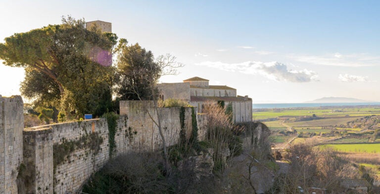 Paisajes rurales que rodean las antiguas ruinas de Tarquinia