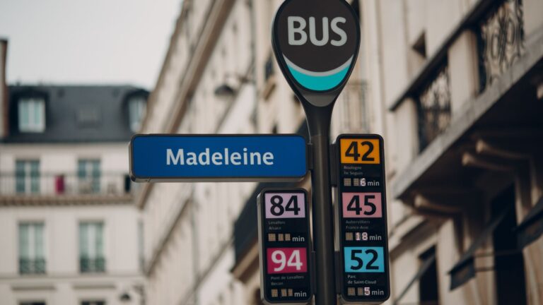 Parada de autobús en París