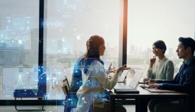 Tres profesionales reunidos en una oficina, imagen que ilustra el uso de Holafly Business Center para gestionar la conectividad de los equipos de una empresa.