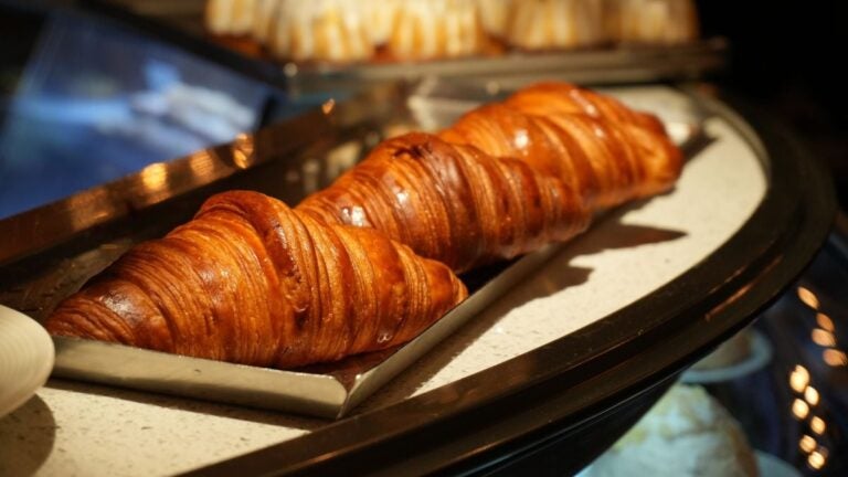 Qué comer en París en el desayuno: croissant de mantequilla recién horneado