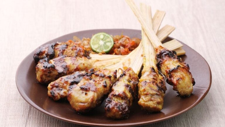 Satay lilit envuelto en palos de limoncillo a la brasa de coco, un clásico para comer en Bali