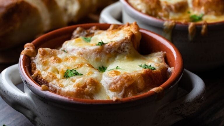 Soupe à l'oignon parisina con costra de pan tostado y queso Gruyère gratinado en cazuela individual