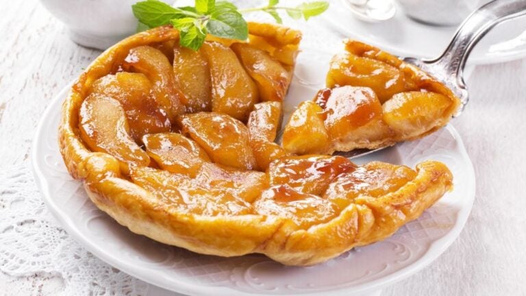Tarte Tatin de manzana caramelizada servida tibia con crème fraîche