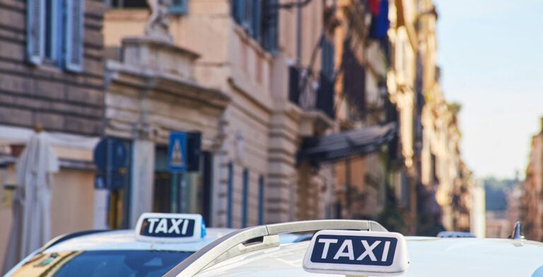 Taxis como alternativa de transporte en Roma