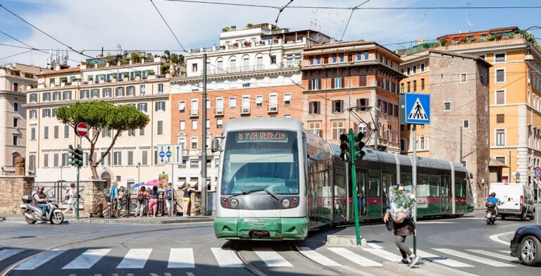 Tranvía recorriendo las calles de Roma