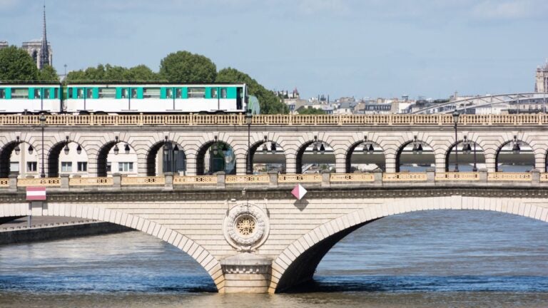 Trenes RER en las calles del París