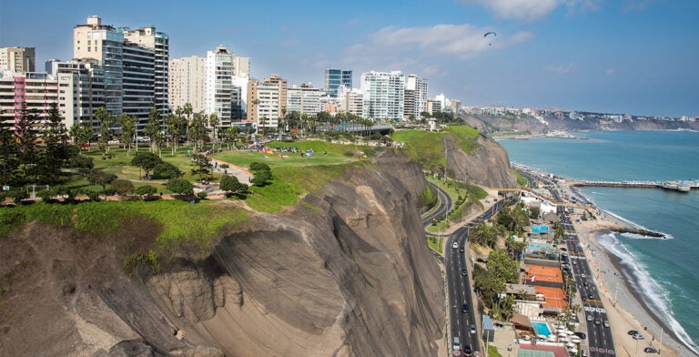 Vista aérea de La Costa Verde Miraflores en Lima, Perú