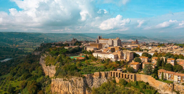 Vista panorámica de Orvieto desde lo alto de una colina, una de las mejores excursiones de un día desde Roma en tren