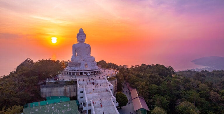 Vista aérea de la estatua de Buda grande en Phuket, una de las mejores islas de Tailandia