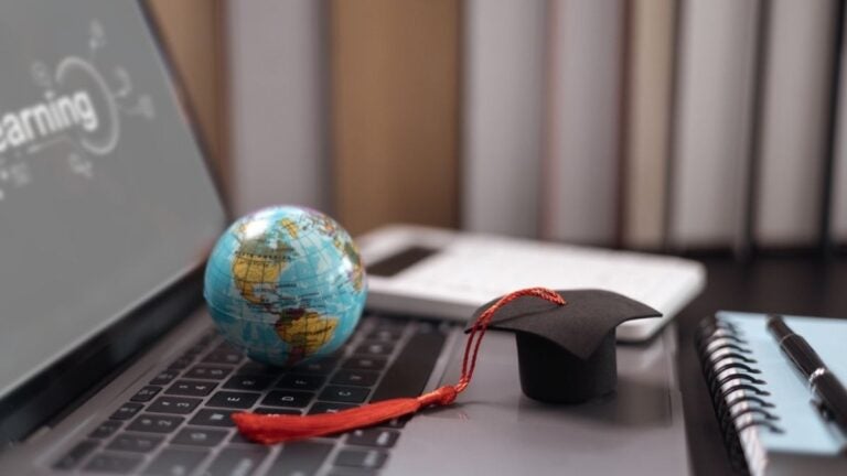 Hay varias entidades que ofrecen becas para hacer intercambios académicos entre Colombia y España.