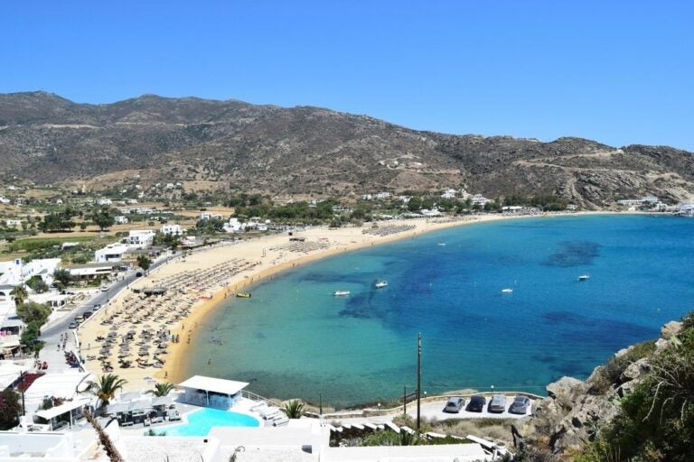 Ios, isla griega con una animada vida nocturna y playas amplias 