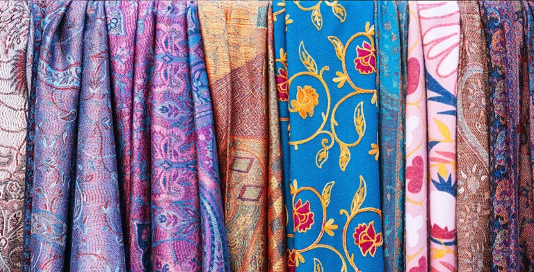 Pañuelos de seda con un patrón colorido en un bazar en Uzbekistán 