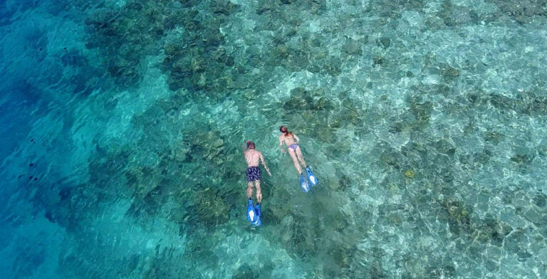 Pareja haciendo snorkel en el atolón de Rasdhoo