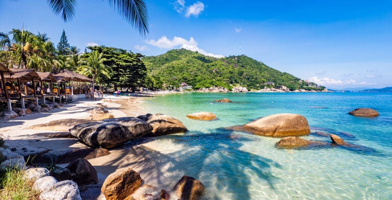 Playa de plata o playa de cristal en Koh Samui, Tailandia