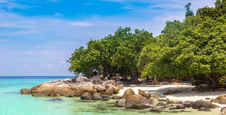 Playa Sunrise (Sunrise Beach) en la isla Koh Lipe en Tailandia