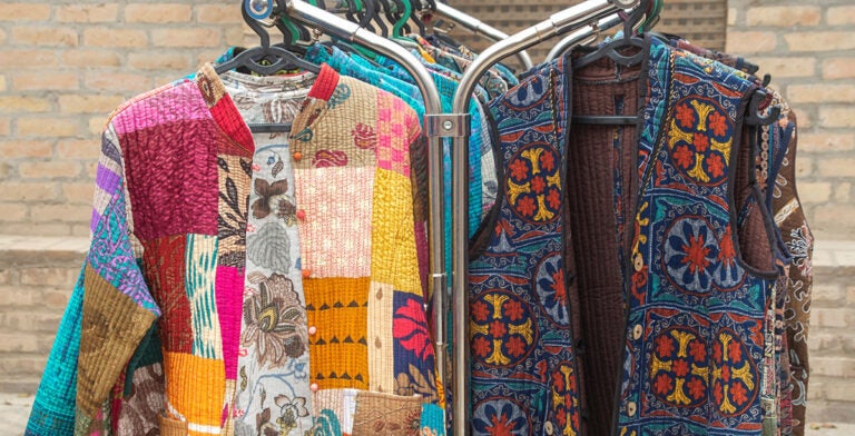 Prendas de seda y algodón inspiradas en ropa tradicional uzbeka