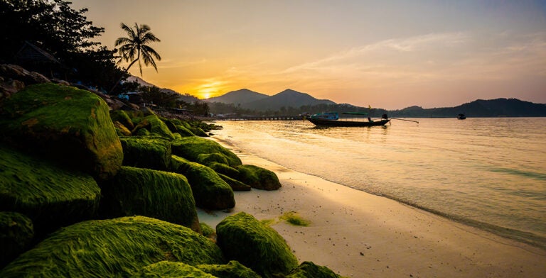 Puesta de sol en la isla Koh Phangan en Tailandia