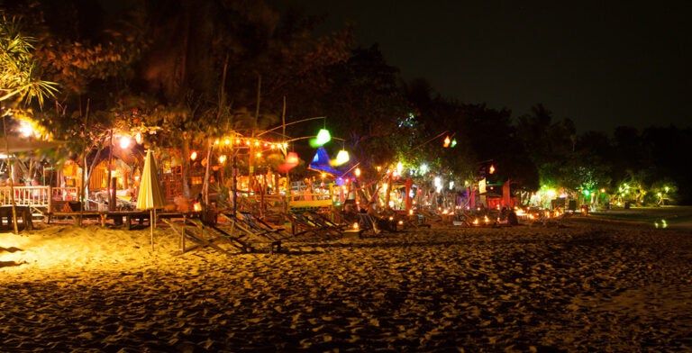 Restaurantes en Long Beach en la isla Koh Lanta