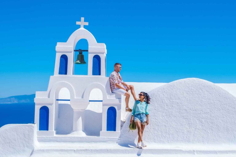 Santorini, una de las islas más populares de Grecia para bodas, lunas de miel y viajes en pareja