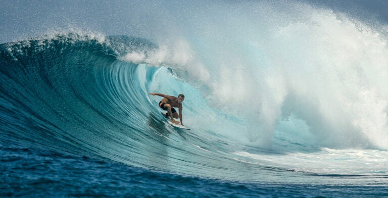 Surf en las playas de la isla maldiva Thulusdhoo 