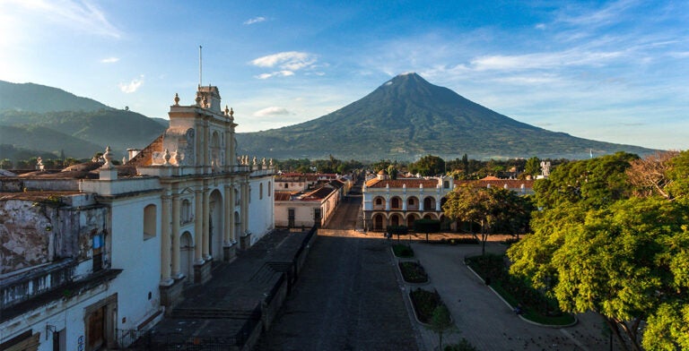 Vista de Antigua, Guatemala, mostrando de fondo el Volcán de Agua