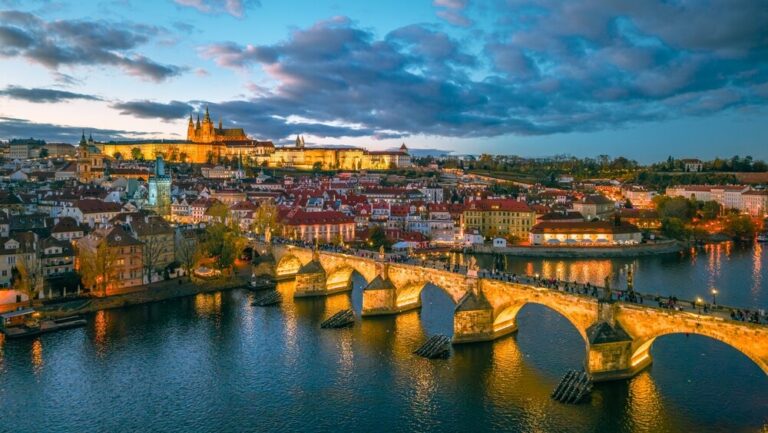 Vista panorámica de Praga y al fondo el Castillo de Praga