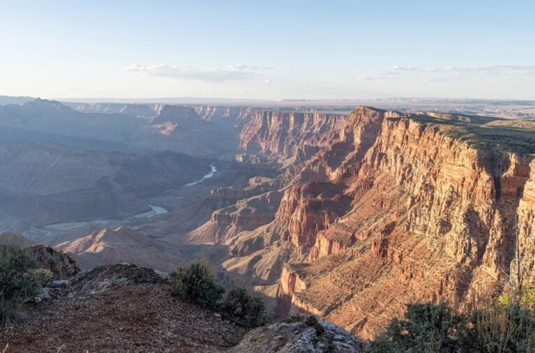 Vista al amanecer del Gran Cañón en el Parque Nacional de Estados Unidos el Gran Cañón