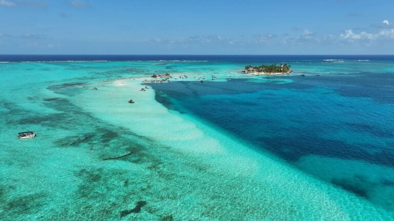 Una de las mejores playas del caribe se encuentra en el mar de los siete colores de San Andrés, Colombia