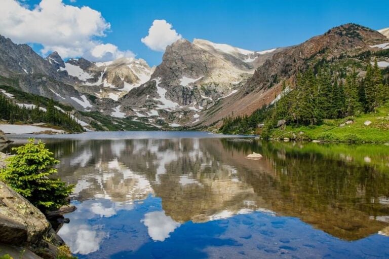 Vista de las montañas en el Parque Nacional Rocky Mountain, en Denver, Estados Unidos