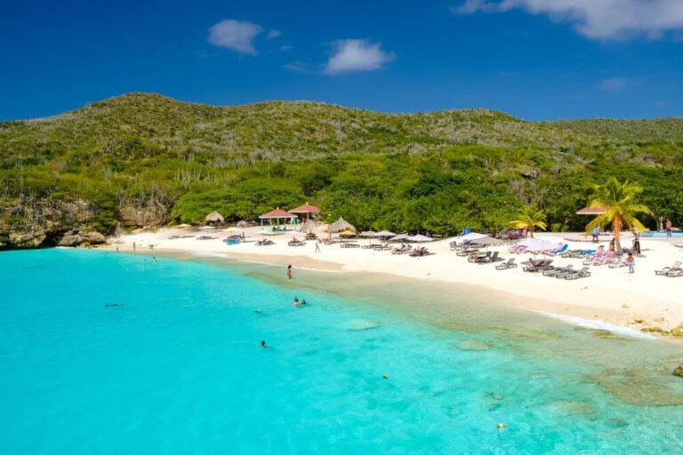 Una de las mejores cosas qué hacer en Curazao es nadar en la Playa Grote Knip