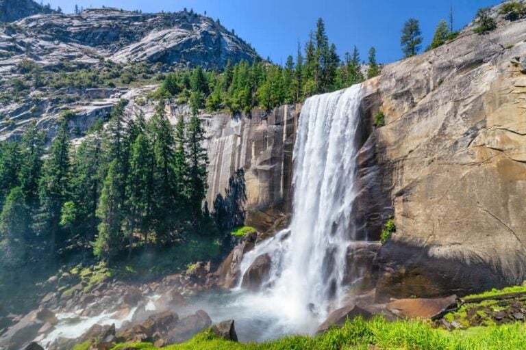 Uno de los parques nacionales de Estados unidos más famosos es Yosemite, donde encontrarás la maravillosa cascada Vernal.