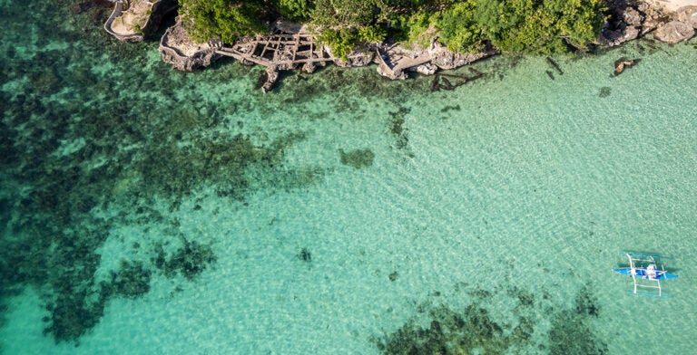 Aguas turquesas y costa de la isla de Siquijor
