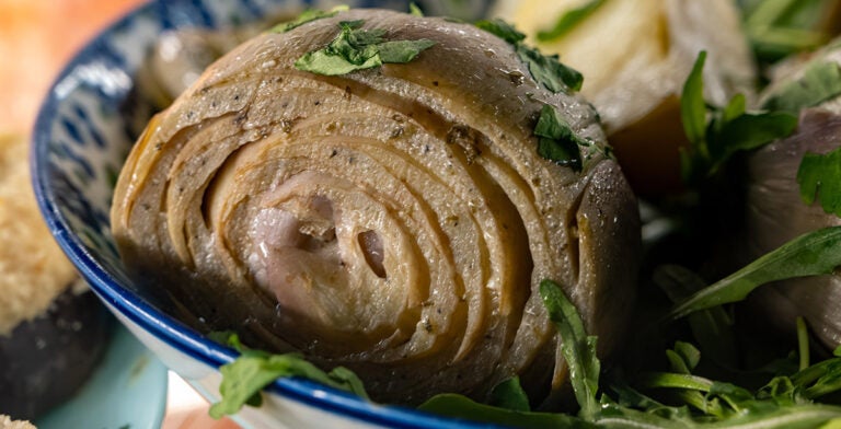 Carciofi alla romana servidas en aceite de oliva