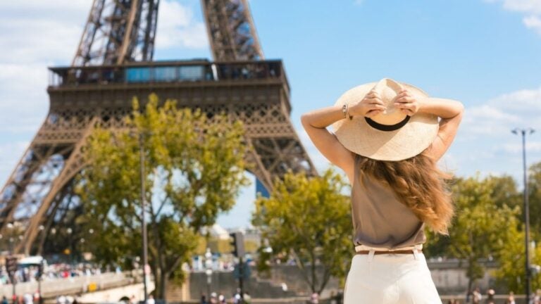 Ten en cuenta los consejos de Holafly para viajar a Francia siendo venezolano.