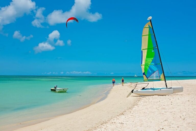 ¿Qué ver en Aruba? práctica deportes acuáticos
