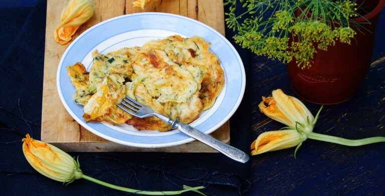 Plato de flores de calabacín rellenas y fritas