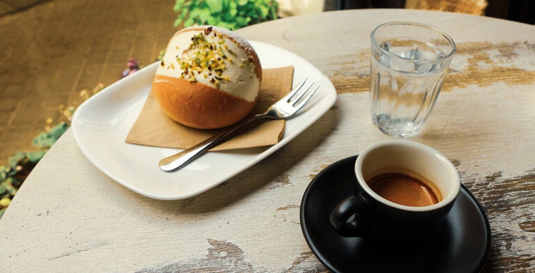 Maritozzo con una taza de café expresso